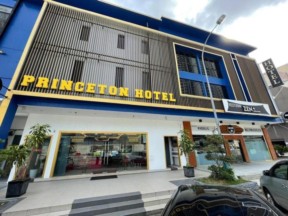 Hotel Zamburger Bukit Indah Джохор-Бару Экстерьер фото