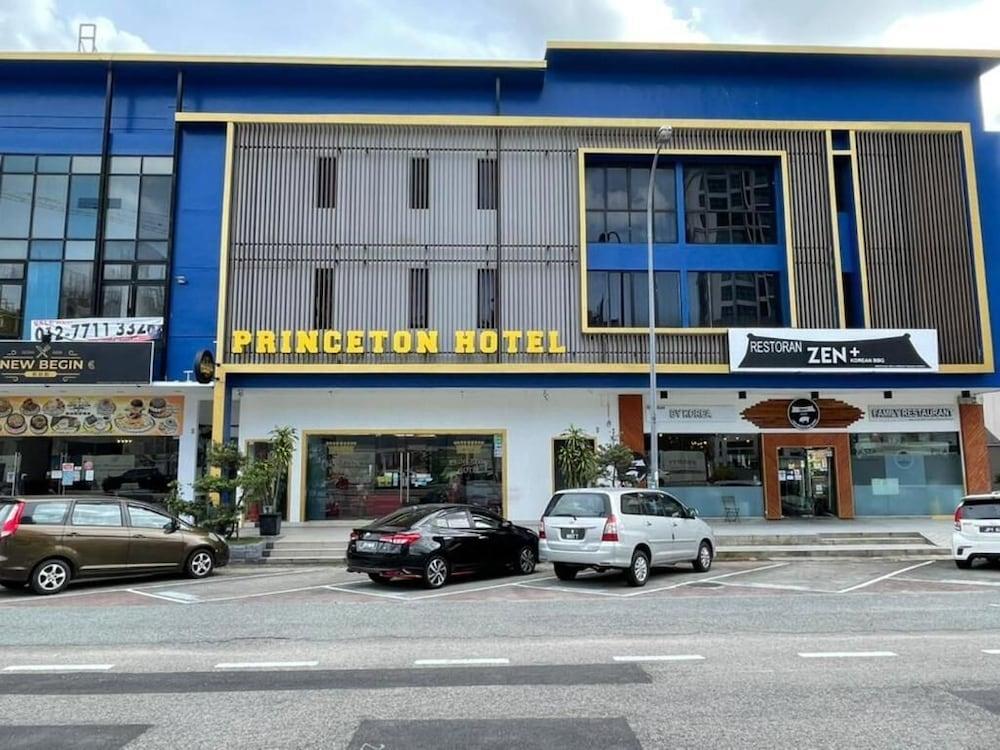 Hotel Zamburger Bukit Indah Джохор-Бару Экстерьер фото