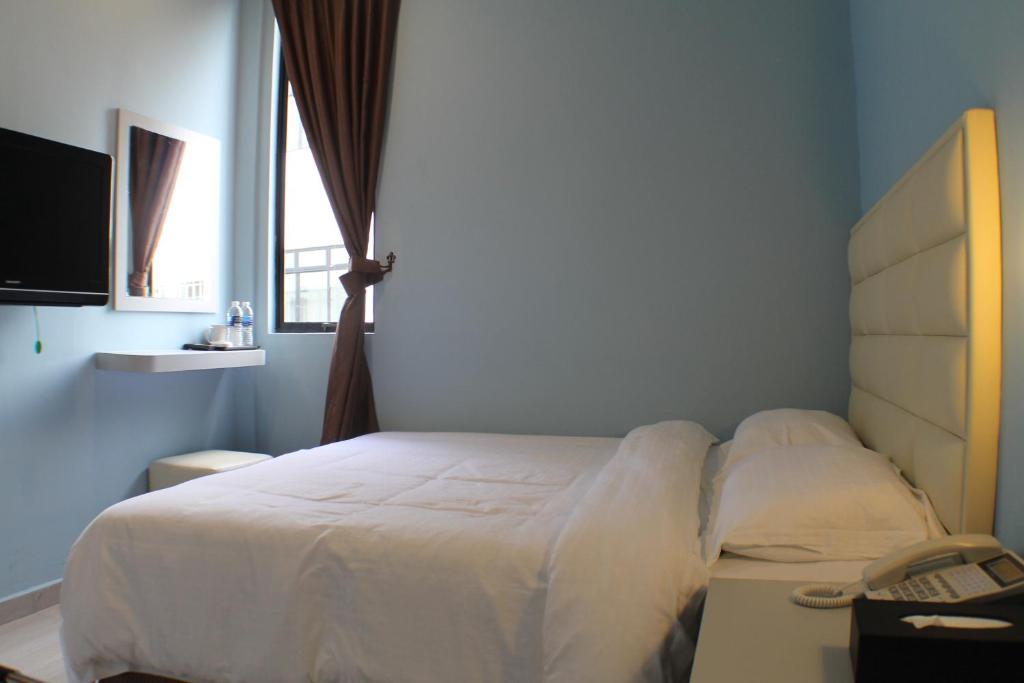 Hotel Zamburger Bukit Indah Джохор-Бару Экстерьер фото